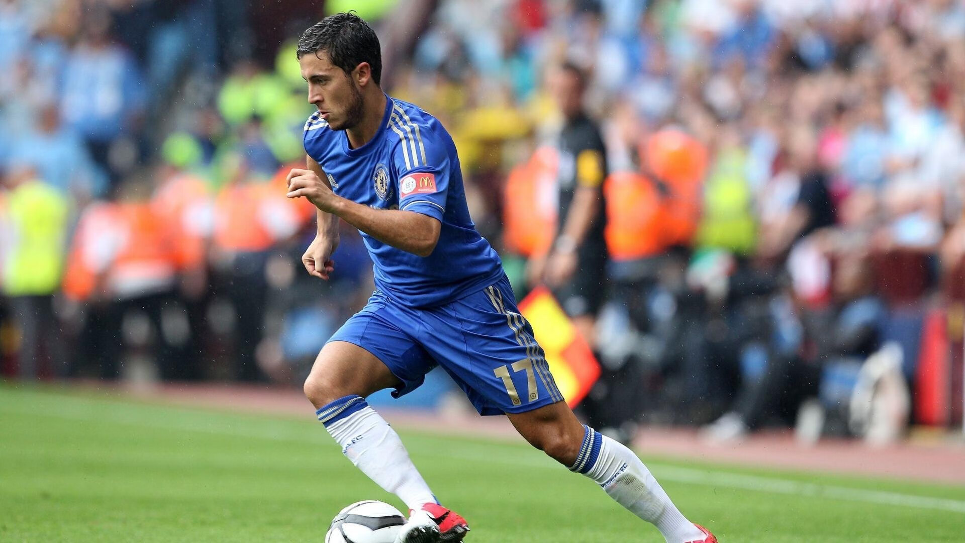 中国足球联赛球场灯光音响设施质量对观众体验影响,足球场灯光照度标准